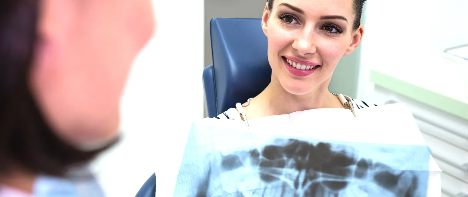Paciente revisando su radiografía panorámica